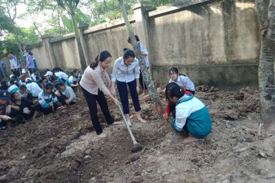 TOÀN THỂ CÁN BỘ, GIÁO VIÊN , PHỤ HUYNH HỌC SINH VÀ HỌC SINH TRƯỜNG THCS NAM PHONG LAO ĐỘNG ĐỂ CHUẨN BỊ  ĐÓN TRƯỜNG CHUẨN QUỐC GIA, XANH – SẠCH – ĐẸP – AN TOÀN !