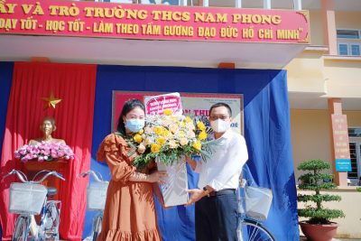 LỄ ĐÓN THƯ BÁC VÀ TRAO QUÀ CHO HỌC SINH NGHÈO VƯỢT KHÓ CỦA TRƯỜNG THCS NAM PHONG KẾT HỢP VỚI CÔNG TY TNHH XE ĐIỆN TRANG  DUẨN .
