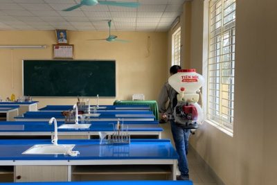 TRƯỜNG THCS NAM PHONG TIẾN HÀNH PHUN THUỐC KHỬ TRÙNG TOÀN  TRƯỜNG ĐỂ ĐẢM BẢO AN TOÀN CHO CÁC CON HỌC SINH KHI ĐẾN LỚP