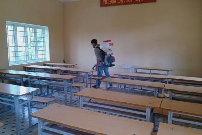 TRƯỜNG THCS NAM PHONG PHUN THUỐC KHỬ TRÙNG CHUẨN BỊ  CHO NĂM HỌC MỚI  2020-2021