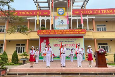 Trường THCS Nam Phong tổ chức buổi sinh hoạt dưới cờ với chủ đề tháng 12